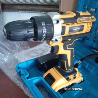 TALADRO ATORNILLADOR INALÁMBRICO EN SU MALETÍN.