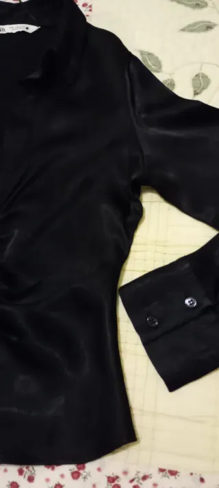 Camisa Zara negra entallada satinada T.M
