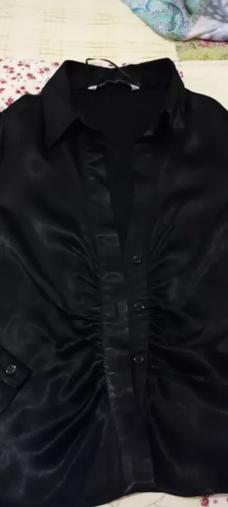 Camisa Zara negra entallada satinada T.M