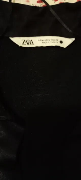 Camisa Zara negra entallada satinada T.M