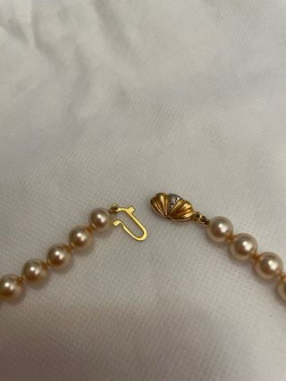 Collar de perlas con colgante dorado