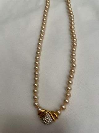 Collar de perlas con colgante dorado