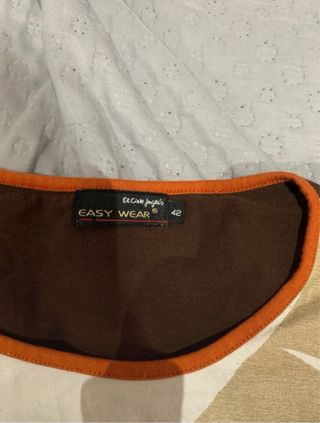 Camiseta vintage marrón estampada