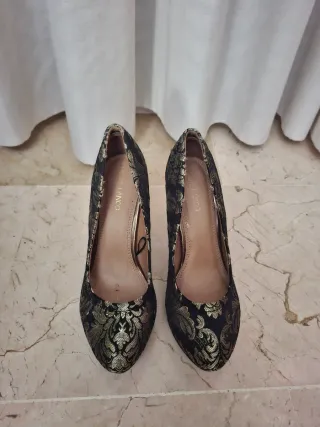 Tacones negros con estampado floral dorado