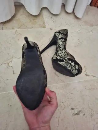 Tacones negros con estampado floral dorado