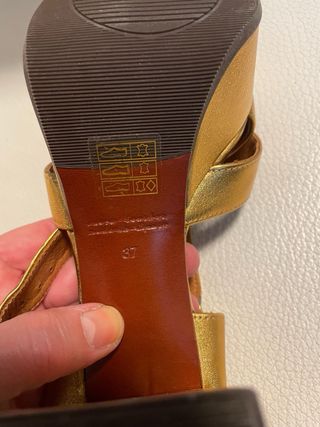 Sandalias doradas Chie Mihara