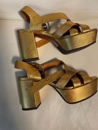 Sandalias doradas Chie Mihara