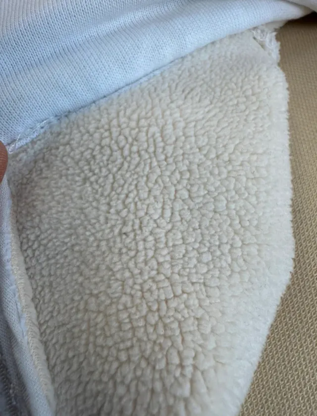 Sudadera blanca con cremallera y logo