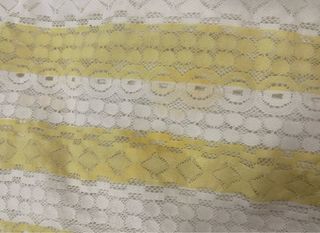 Top de encaje con rayas amarillas