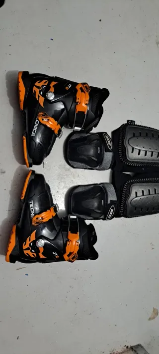 Botas de esquí infantiles negras y naranjas