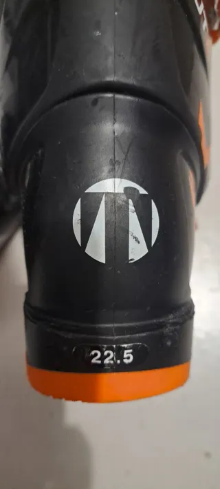 Botas de esquí infantiles negras y naranjas