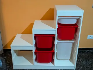 Mueble escalonado infantil con cubos
