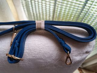 Correa de bolso azul con herrajes dorados