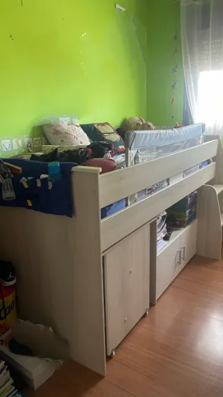 Cama alta con escritorio madera beige y blanco