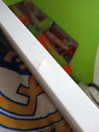 Cama alta con escritorio madera beige y blanco