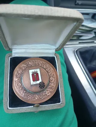 Medalla antigua con caja Cuenca