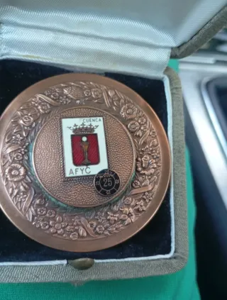Medalla antigua con caja Cuenca