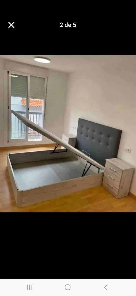 Cómodas de madera color beige y marrón