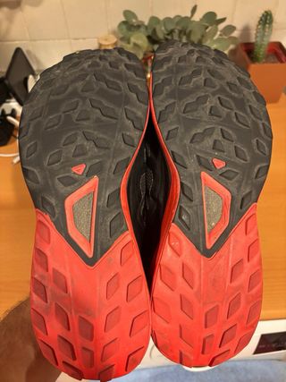 Zapatillas Trail Salomon Negras y Rojas