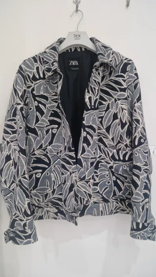 Cazadora Zara Estampada Talla M