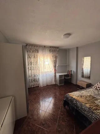 Se alquila habitación