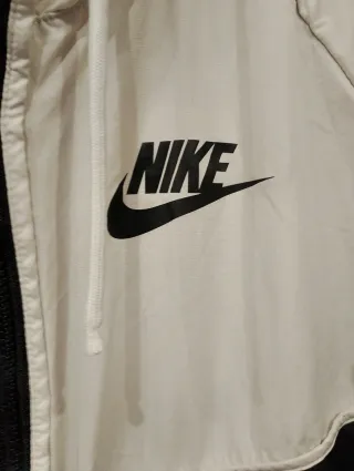 Chaqueta Nike Negra y Blanca