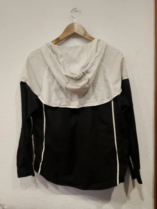 Chaqueta Nike Negra y Blanca