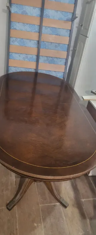 Mesa de salón de madera