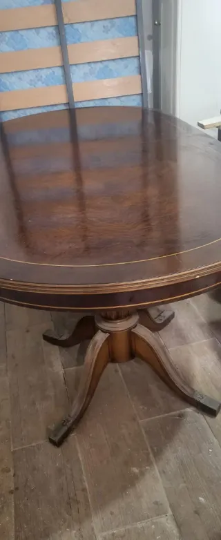 Mesa de salón de madera