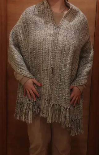 Poncho de lana gris