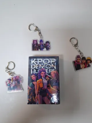 K-pop Demon Hunters llaveros y caja cartas