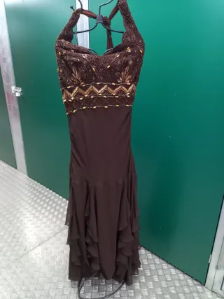 Vestido largo marrón con detalles dorados