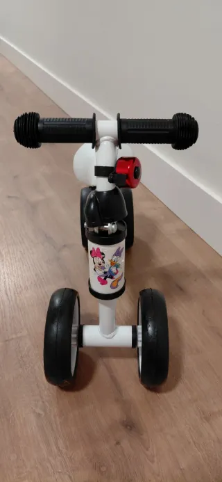 Correpasillos blanco y negro