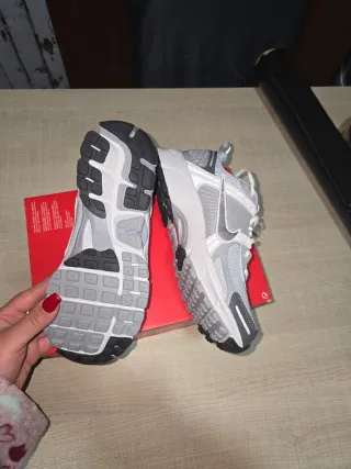 Zapatillas Nike Vomero 5 Gris y Blanco