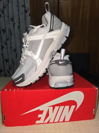 Zapatillas Nike Vomero 5 Gris y Blanco