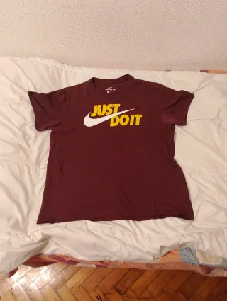 Camiseta Nike Vintage  color burdeos talla L