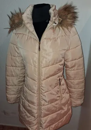 Chaquetón beige con capucha y pelo