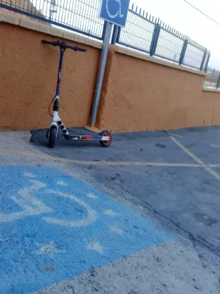 Patinete eléctrico blanco y negro