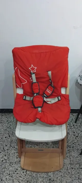 Trona de madera y tela naranja