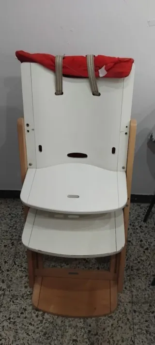 Trona de madera y tela naranja