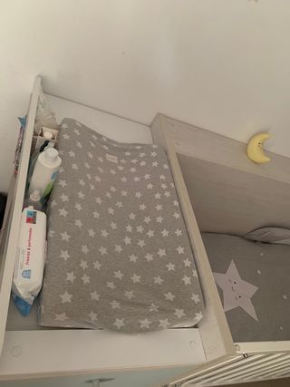 Cuna convertible con cambiador marca Mobles Ros