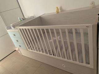 Cuna convertible con cambiador marca Mobles Ros