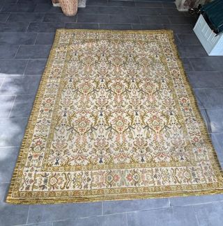 Alfombra estilo persa beige y dorada