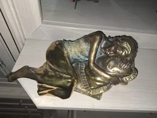Figura de bronce mujer durmiendo precio negociable