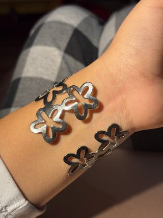 Pulsera plateada con diseño floral