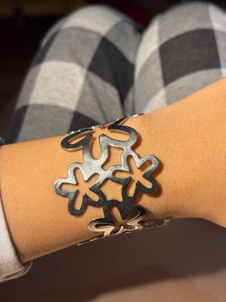 Pulsera plateada con diseño floral