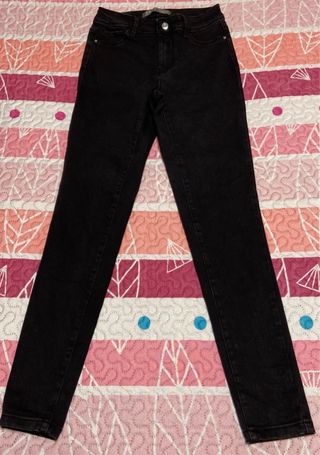 Pantalones pitillo negros.