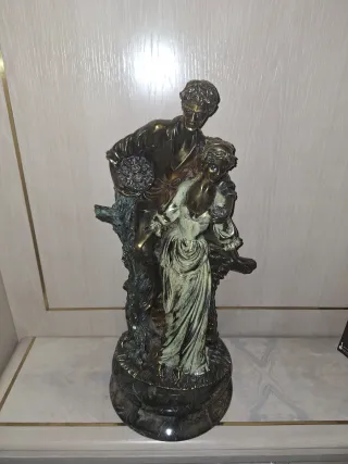 Figura de bronce pareja negociable