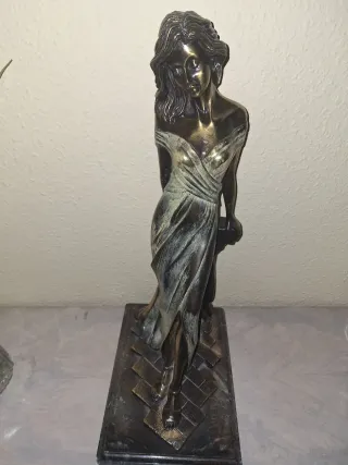 Figura de bronce mujer elegante