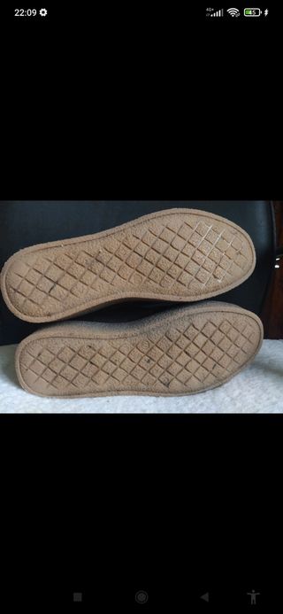 Botines negros con calcetines